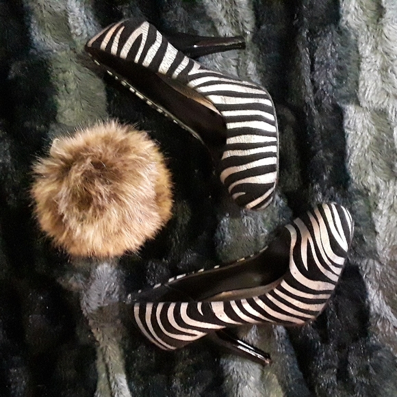 Anne Michelle Sucess Silver Zebra Print Pumps - Picture 4 of 7